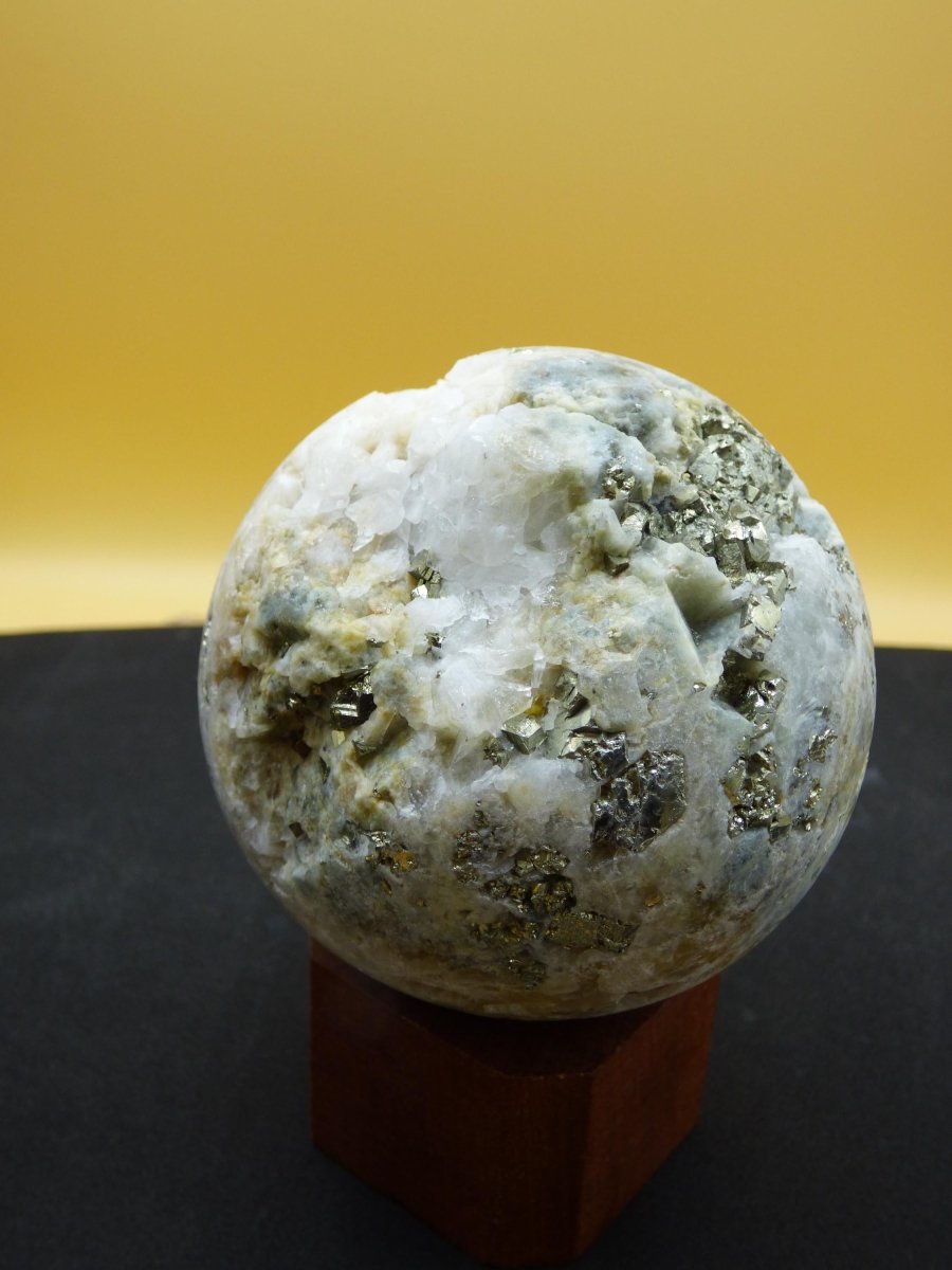 XL Quarz + Pyrit + Calcit Mineral Symbiose - Edelstein Kugel Geode Sammler Deko Kristall Heilstein Rund Ball Rarität Wohnen Geschenk - Art of Nature Berlin