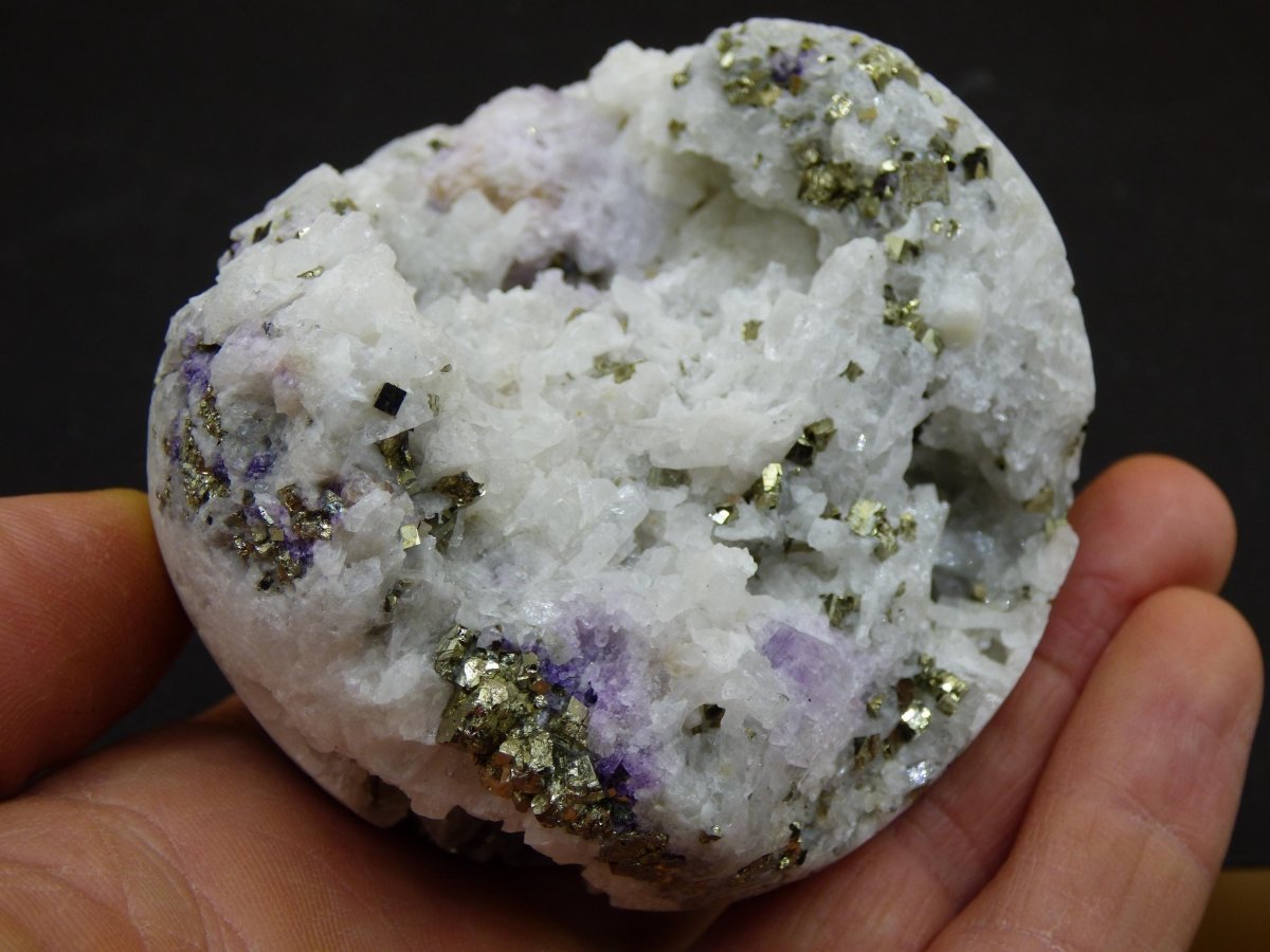 XL Quarz + Pyrit + Fluorit lila Mineral Symbiose - Edelstein Kugel Geode Sammler Deko Kristall Heilstein Rund Ball Rarität Wohnen Geschenk - Art of Nature Berlin