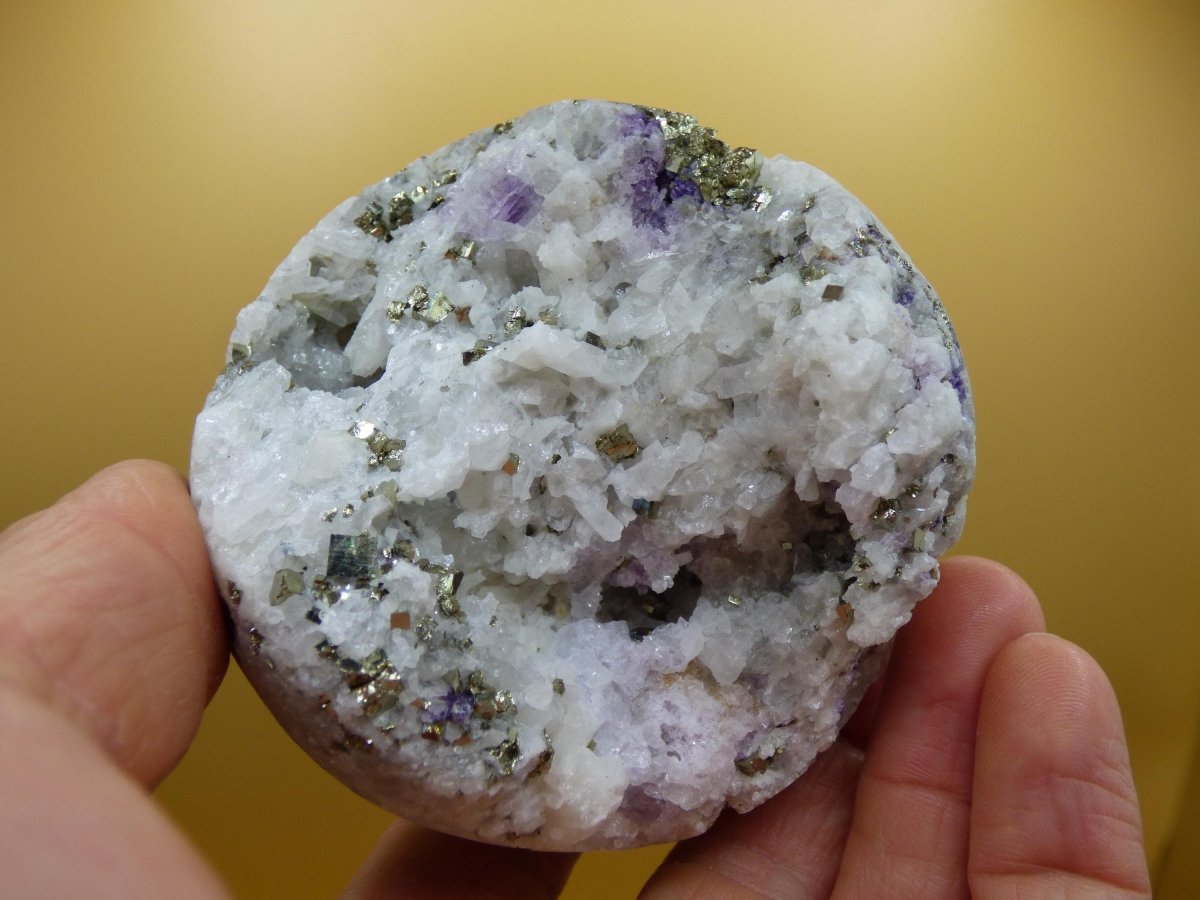 XL Quarz + Pyrit + Fluorit lila Mineral Symbiose - Edelstein Kugel Geode Sammler Deko Kristall Heilstein Rund Ball Rarität Wohnen Geschenk - Art of Nature Berlin