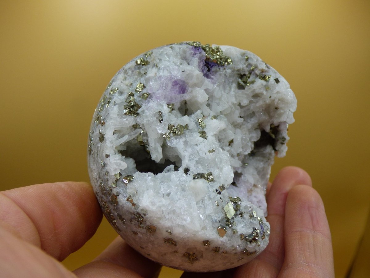 XL Quarz + Pyrit + Fluorit lila Mineral Symbiose - Edelstein Kugel Geode Sammler Deko Kristall Heilstein Rund Ball Rarität Wohnen Geschenk - Art of Nature Berlin