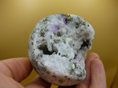 XL Quarz + Pyrit + Fluorit lila Mineral Symbiose - Edelstein Kugel Geode Sammler Deko Kristall Heilstein Rund Ball Rarität Wohnen Geschenk - Art of Nature Berlin