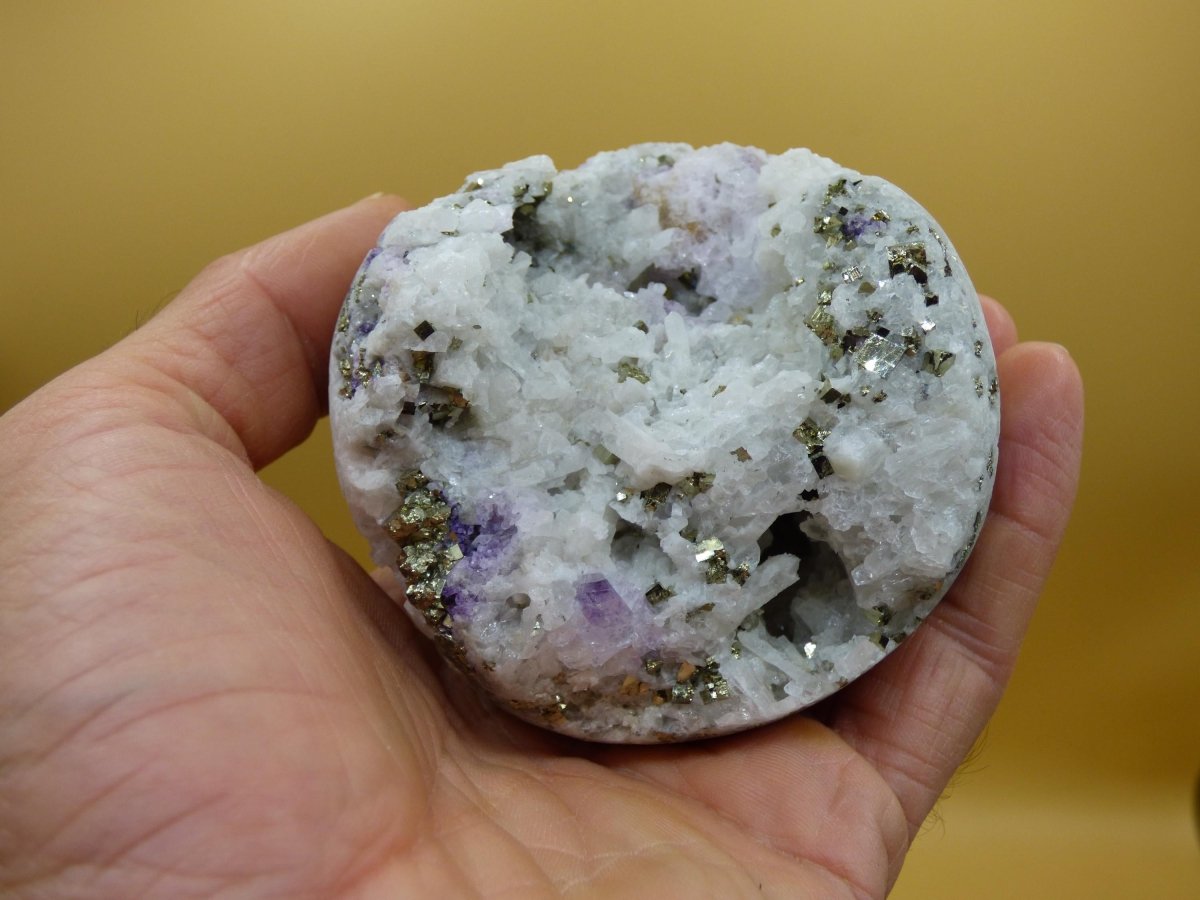 XL Quarz + Pyrit + Fluorit lila Mineral Symbiose - Edelstein Kugel Geode Sammler Deko Kristall Heilstein Rund Ball Rarität Wohnen Geschenk - Art of Nature Berlin