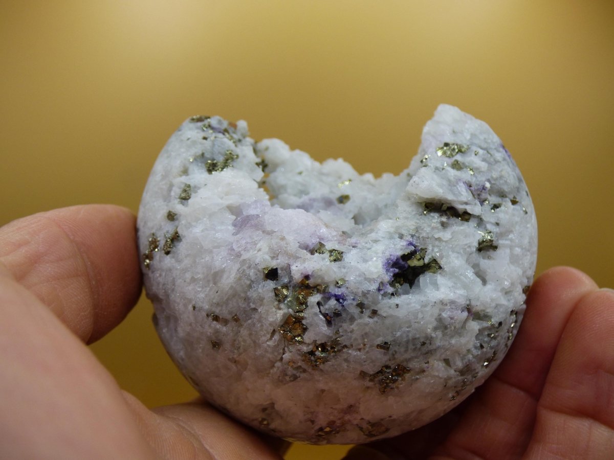 XL Quarz + Pyrit + Fluorit lila Mineral Symbiose - Edelstein Kugel Geode Sammler Deko Kristall Heilstein Rund Ball Rarität Wohnen Geschenk - Art of Nature Berlin