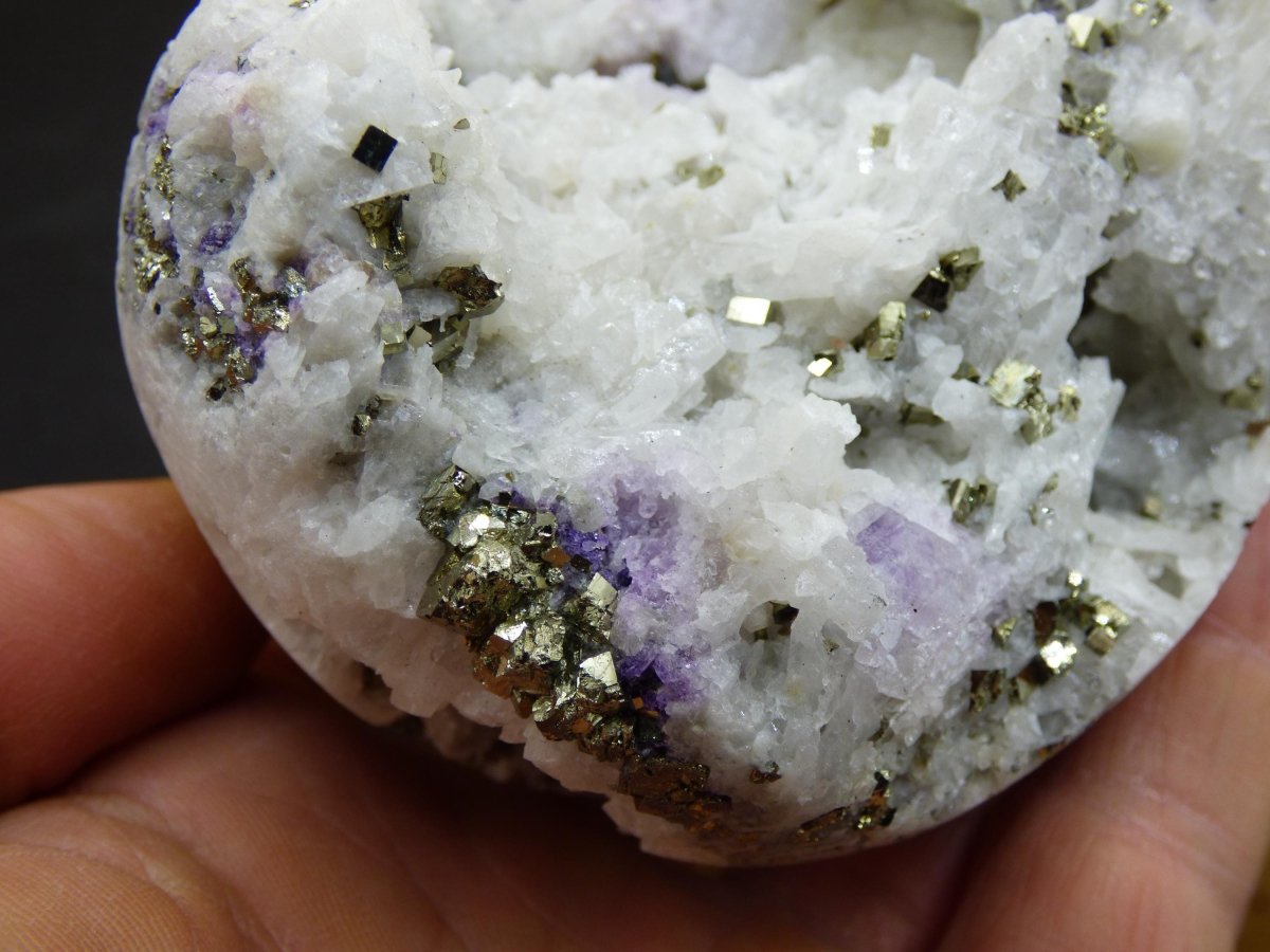 XL Quarz + Pyrit + Fluorit lila Mineral Symbiose - Edelstein Kugel Geode Sammler Deko Kristall Heilstein Rund Ball Rarität Wohnen Geschenk - Art of Nature Berlin