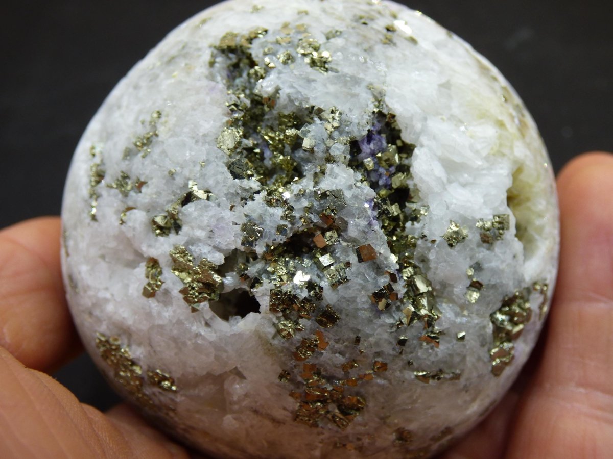 XL Quarz + Pyrit + Fluorit lila Mineral Symbiose - Edelstein Kugel Geode Sammler Deko Kristall Heilstein Rund Ball Rarität Wohnen Geschenk - Art of Nature Berlin