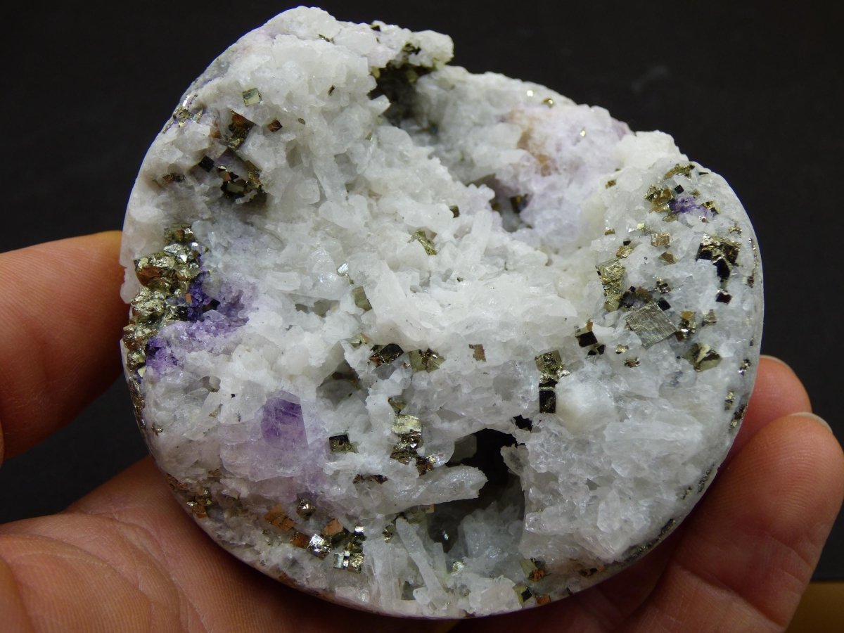 XL Quarz + Pyrit + Fluorit lila Mineral Symbiose - Edelstein Kugel Geode Sammler Deko Kristall Heilstein Rund Ball Rarität Wohnen Geschenk - Art of Nature Berlin