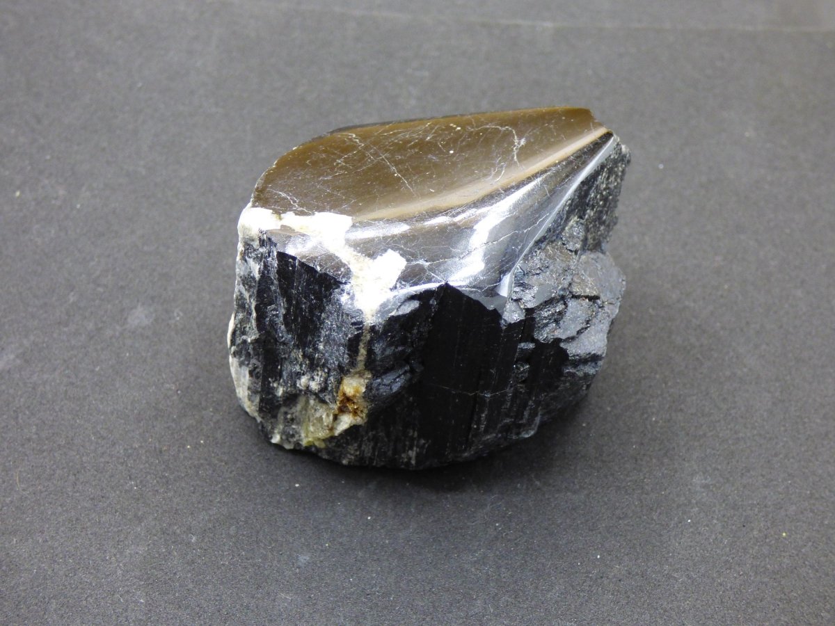 XL schwarzer Turmalin (Schörl) - Roh Anschliff - Deko Stufe groß Energie Heilung Strahlen Schutz Stein Heilstein Geschenk Haus Wohnung - Art of Nature Berlin