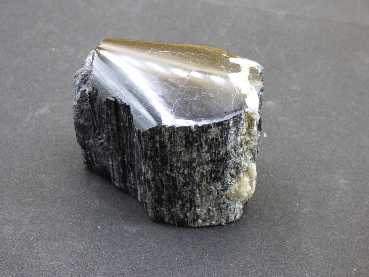 XL schwarzer Turmalin (Schörl) - Roh Anschliff - Deko Stufe groß Energie Heilung Strahlen Schutz Stein Heilstein Geschenk Haus Wohnung - Art of Nature Berlin