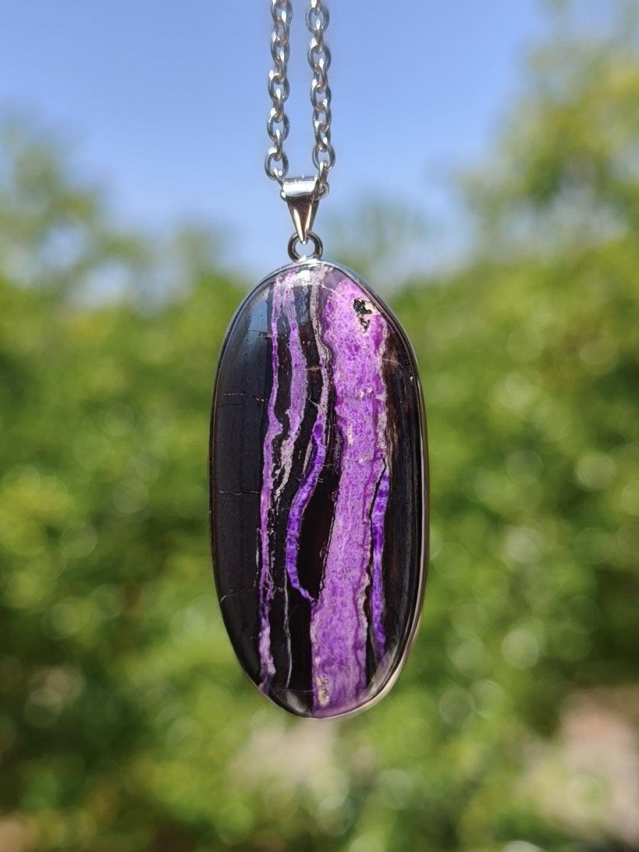 XL Sugilith / Sugilite AAA 925 Silber Fassung lila Edelstein Kette Natur Heilstein Energie Rarität Mann Frau Er Sie Geschenk Edel hochwertig - Art of Nature Berlin