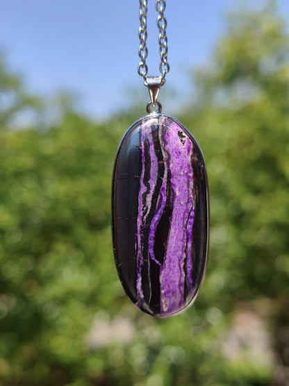 XL Sugilith / Sugilite AAA 925 Silber Fassung lila Edelstein Kette Natur Heilstein Energie Rarität Mann Frau Er Sie Geschenk Edel hochwertig - Art of Nature Berlin