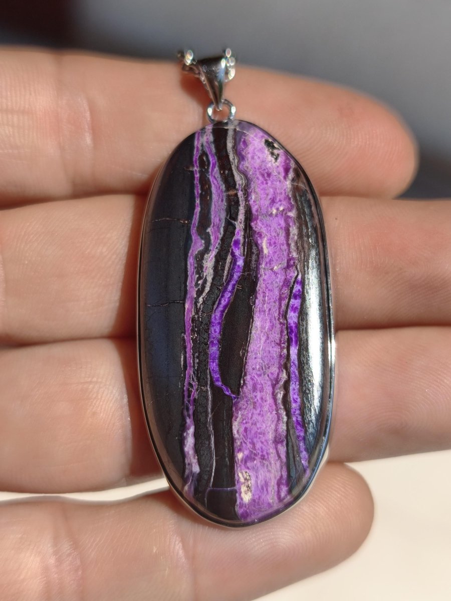 XL Sugilith / Sugilite AAA 925 Silber Fassung lila Edelstein Kette Natur Heilstein Energie Rarität Mann Frau Er Sie Geschenk Edel hochwertig - Art of Nature Berlin