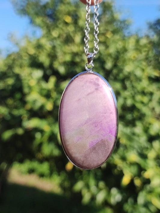 XL Sugilith / Sugilite inkl. 925 Silber Fassung lila Flieder Edelstein Kette Natur Heilstein Energie Rarität Mann Frau Er Sie Geschenk Edel - Art of Nature Berlin