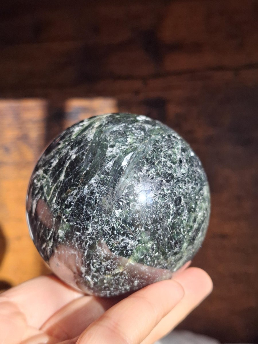 XL Turmalin grün ~ Edelstein Kugel Natur Heilstein Deko Sphere Kristall Geschenk Er Sie Haus Einweihung Wohnung Energie Kraft Meditation - Art of Nature Berlin