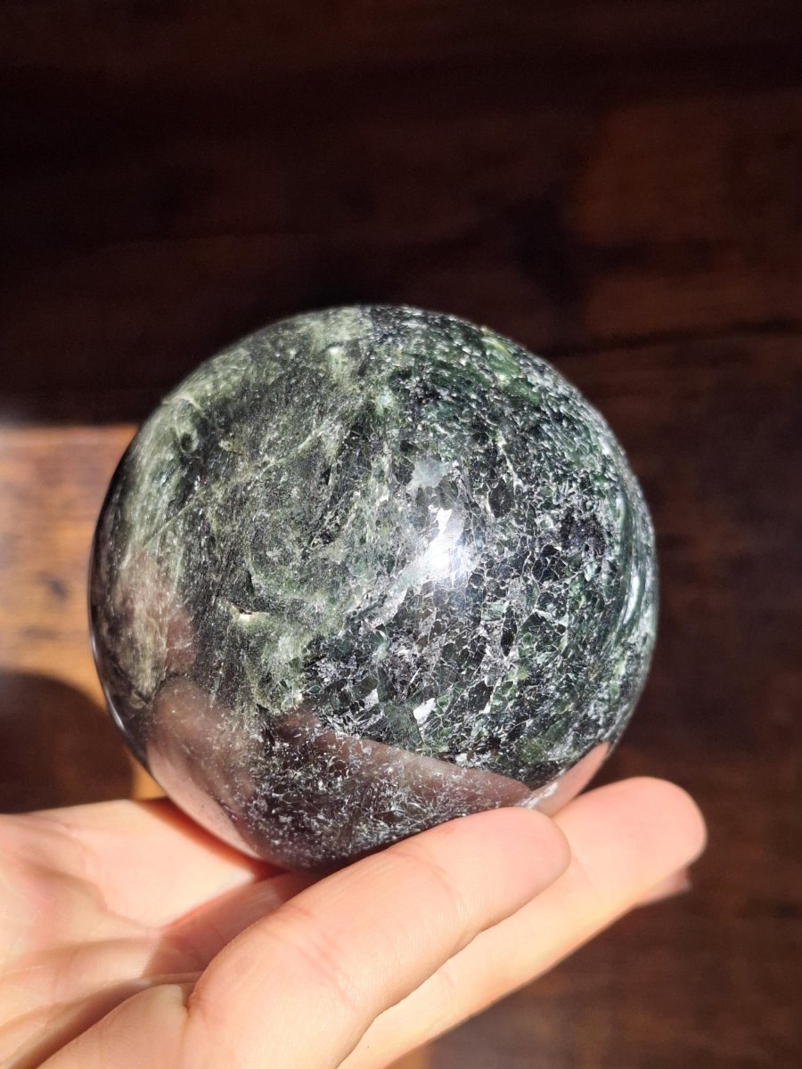 XL Turmalin grün ~ Edelstein Kugel Natur Heilstein Deko Sphere Kristall Geschenk Er Sie Haus Einweihung Wohnung Energie Kraft Meditation - Art of Nature Berlin