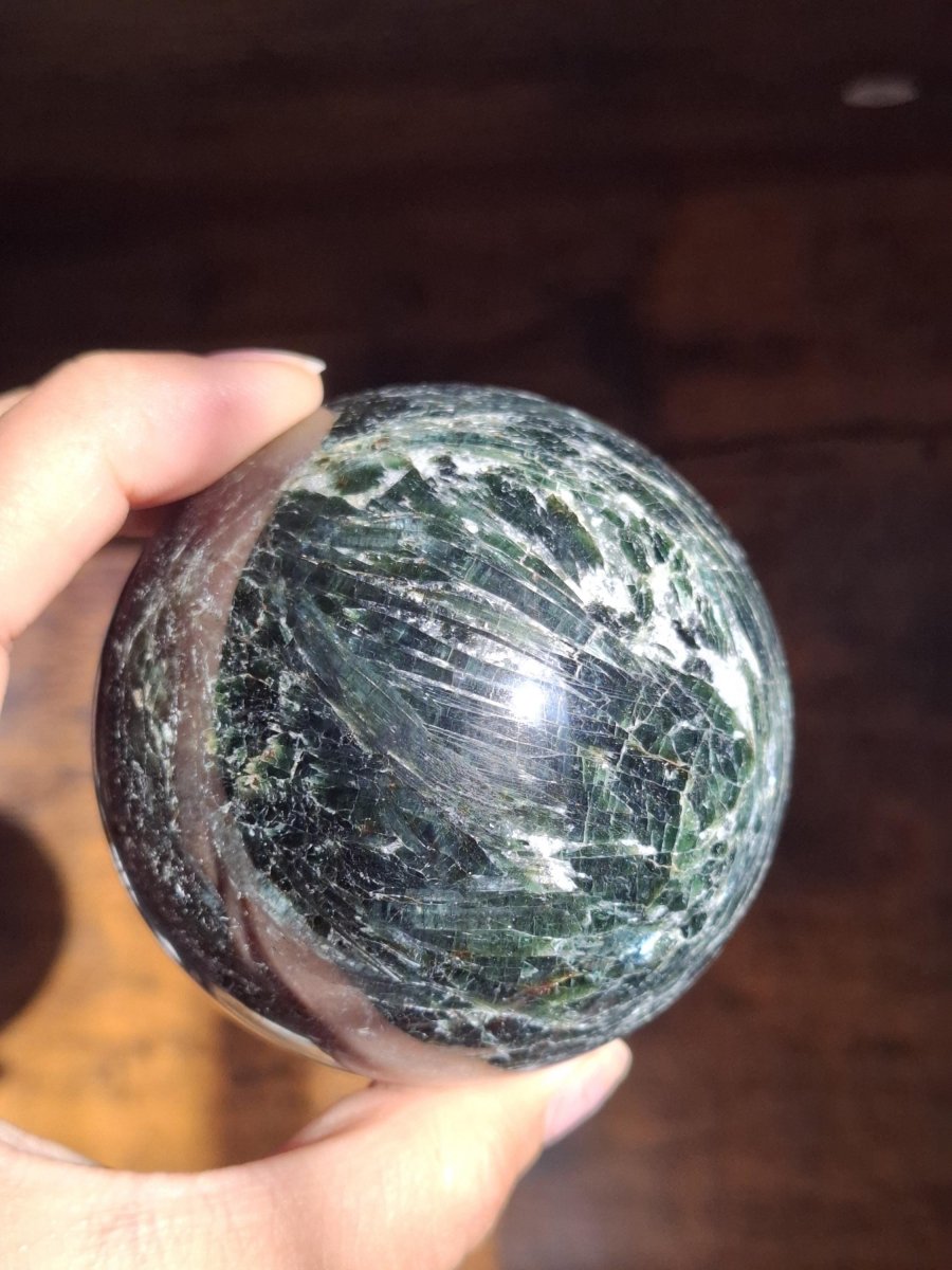 XL Turmalin grün ~ Edelstein Kugel Natur Heilstein Deko Sphere Kristall Geschenk Er Sie Haus Einweihung Wohnung Energie Kraft Meditation - Art of Nature Berlin