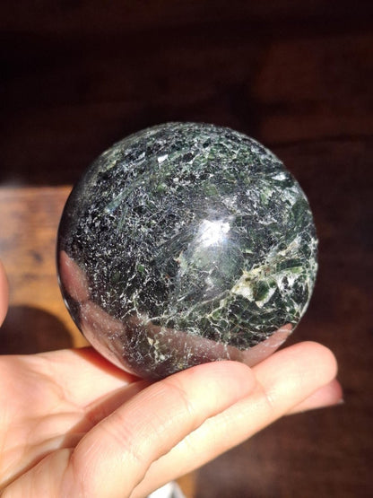 XL Turmalin grün ~ Edelstein Kugel Natur Heilstein Deko Sphere Kristall Geschenk Er Sie Haus Einweihung Wohnung Energie Kraft Meditation - Art of Nature Berlin