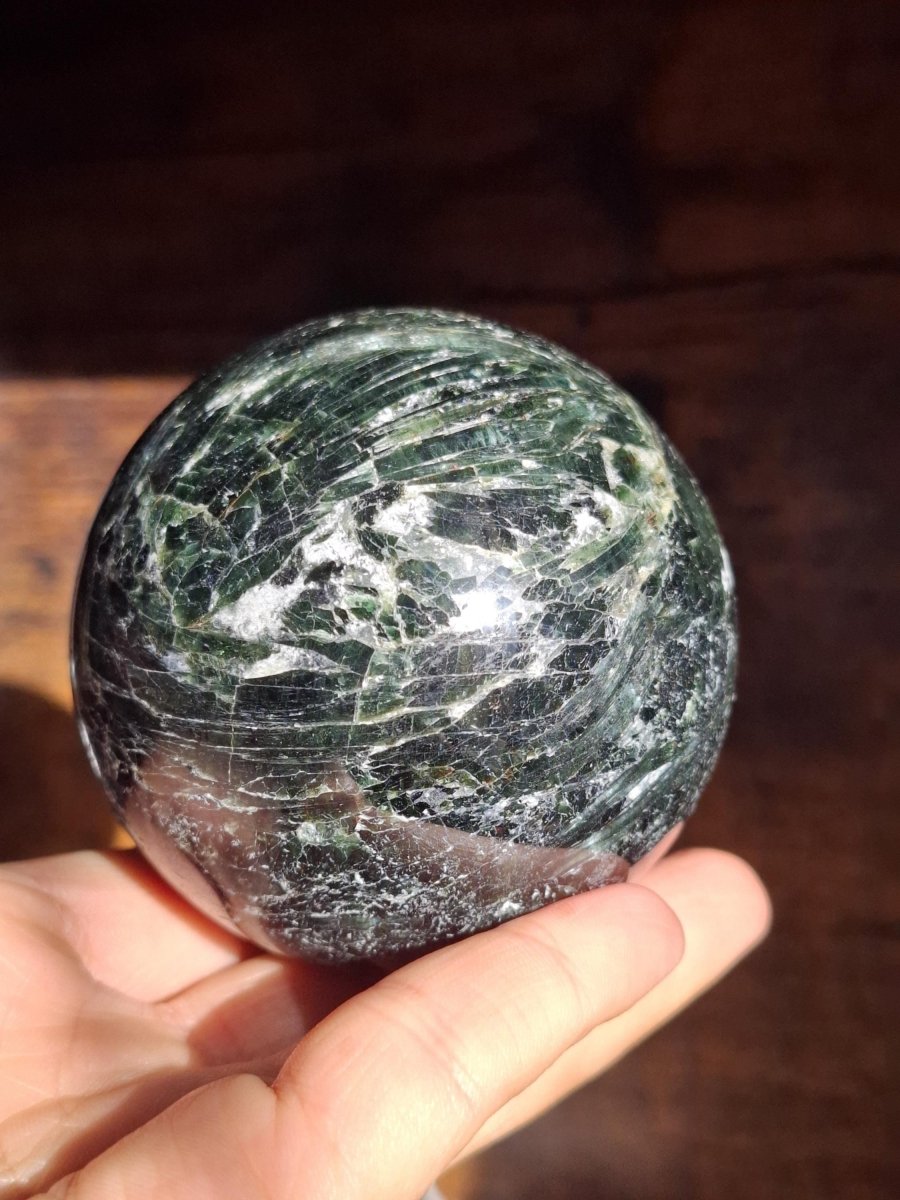 XL Turmalin grün ~ Edelstein Kugel Natur Heilstein Deko Sphere Kristall Geschenk Er Sie Haus Einweihung Wohnung Energie Kraft Meditation - Art of Nature Berlin