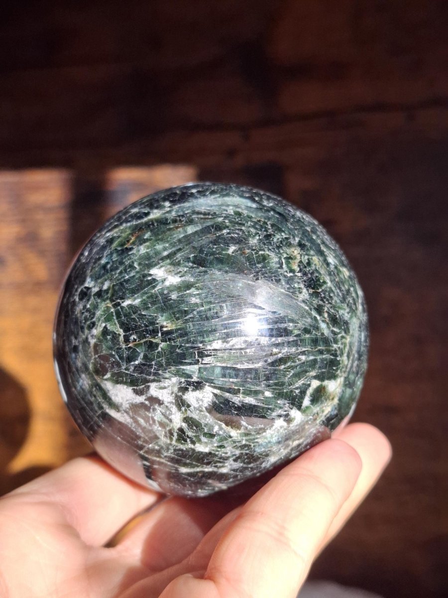 XL Turmalin grün ~ Edelstein Kugel Natur Heilstein Deko Sphere Kristall Geschenk Er Sie Haus Einweihung Wohnung Energie Kraft Meditation - Art of Nature Berlin