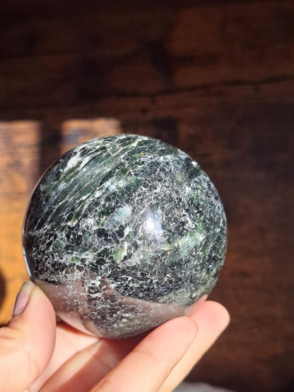 XL Turmalin grün ~ Edelstein Kugel Natur Heilstein Deko Sphere Kristall Geschenk Er Sie Haus Einweihung Wohnung Energie Kraft Meditation - Art of Nature Berlin