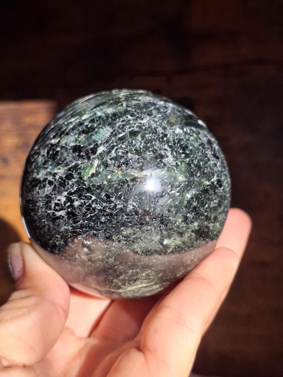 XL Turmalin grün ~ Edelstein Kugel Natur Heilstein Deko Sphere Kristall Geschenk Er Sie Haus Einweihung Wohnung Energie Kraft Meditation - Art of Nature Berlin