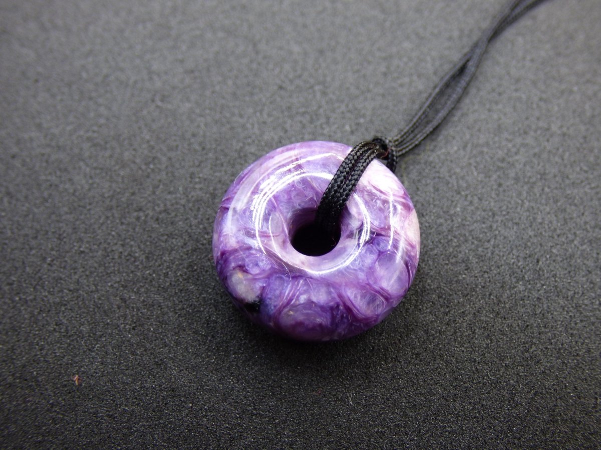 XS Charoit AAA Schutzdonut Edelstein Choker Kette Donut Rarität selten Schutzsymbol Heilstein Kristall Halschakra Ethno Frau Geschenk Er Sie - Art of Nature Berlin