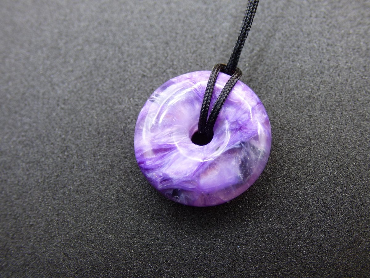 XS Charoit AAA Schutzdonut Edelstein Choker Kette Donut Rarität selten Schutzsymbol Heilstein Kristall Halschakra Ethno Frau Geschenk Er Sie - Art of Nature Berlin