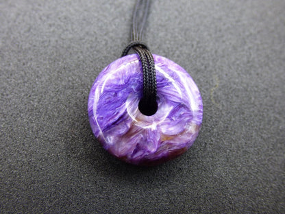 XS Charoit AAA Schutzdonut Edelstein Choker Kette Donut Rarität selten Schutzsymbol Heilstein Kristall Halschakra Ethno Frau Geschenk Er Sie - Art of Nature Berlin