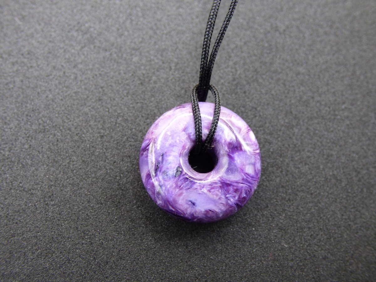 XS Charoit AAA Schutzdonut Edelstein Choker Kette Donut Rarität selten Schutzsymbol Heilstein Kristall Halschakra Ethno Frau Geschenk Er Sie - Art of Nature Berlin
