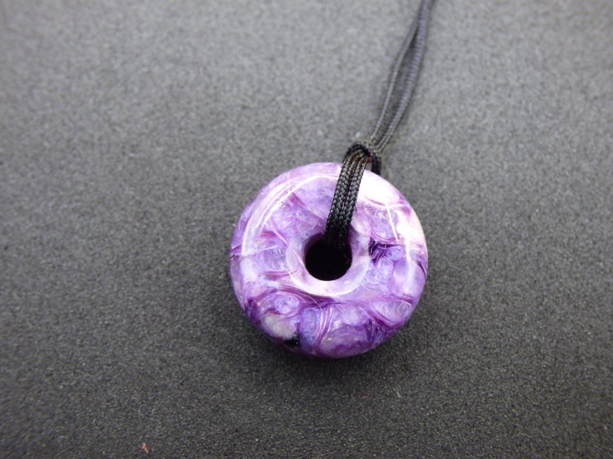 XS Charoit AAA Schutzdonut Edelstein Choker Kette Donut Rarität selten Schutzsymbol Heilstein Kristall Halschakra Ethno Frau Geschenk Er Sie - Art of Nature Berlin