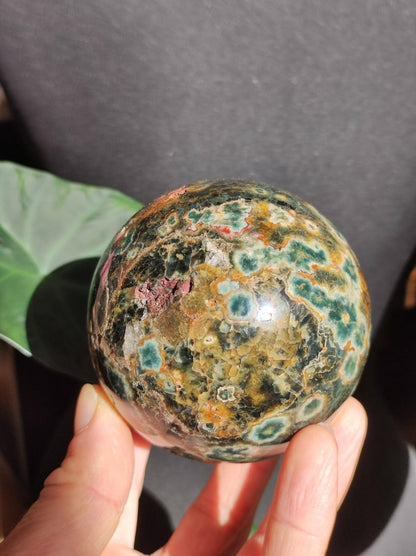 XXL 8 Adern Ocean Jaspis Orbicular grün - Edelstein Kugel Natur Heilstein Deko Kristall Geschenk Er Sie Mann Frau Haus Wohnen Energie Selten - Art of Nature Berlin