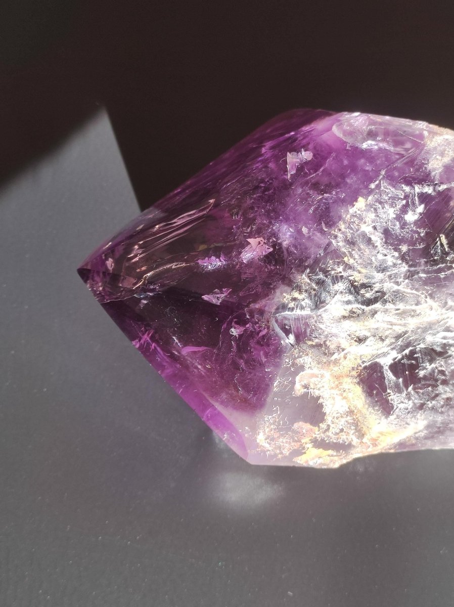 XXL Amethyst Obelisk Roh Anschliff Turm Spitze lila Kristall Point Obelisk Große Magische Edelstein Deko Crystal Rarität Heilstein Besonders - Art of Nature Berlin