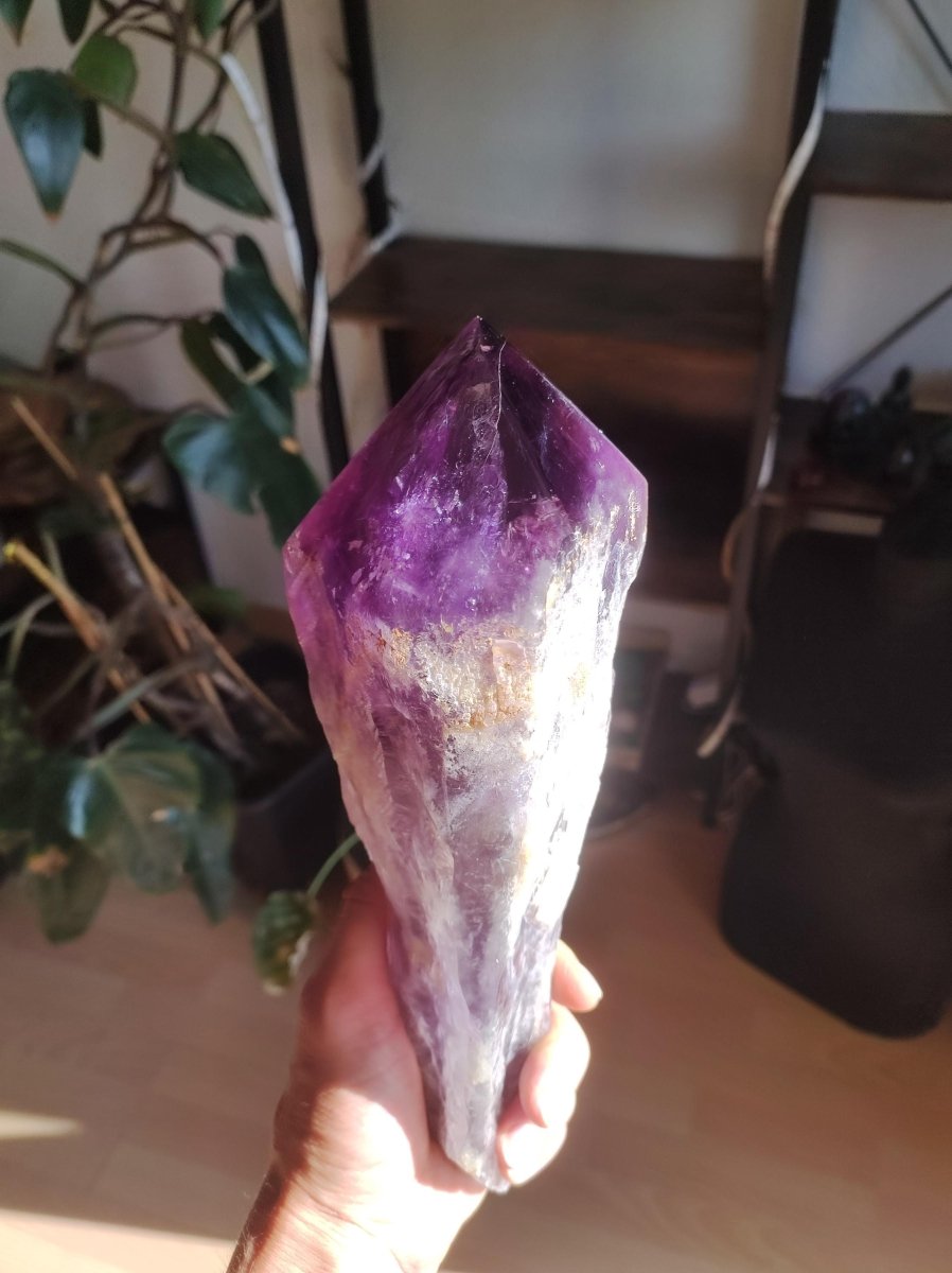 XXL Amethyst Obelisk Roh Anschliff Turm Spitze lila Kristall Point Obelisk Große Magische Edelstein Deko Crystal Rarität Heilstein Besonders - Art of Nature Berlin