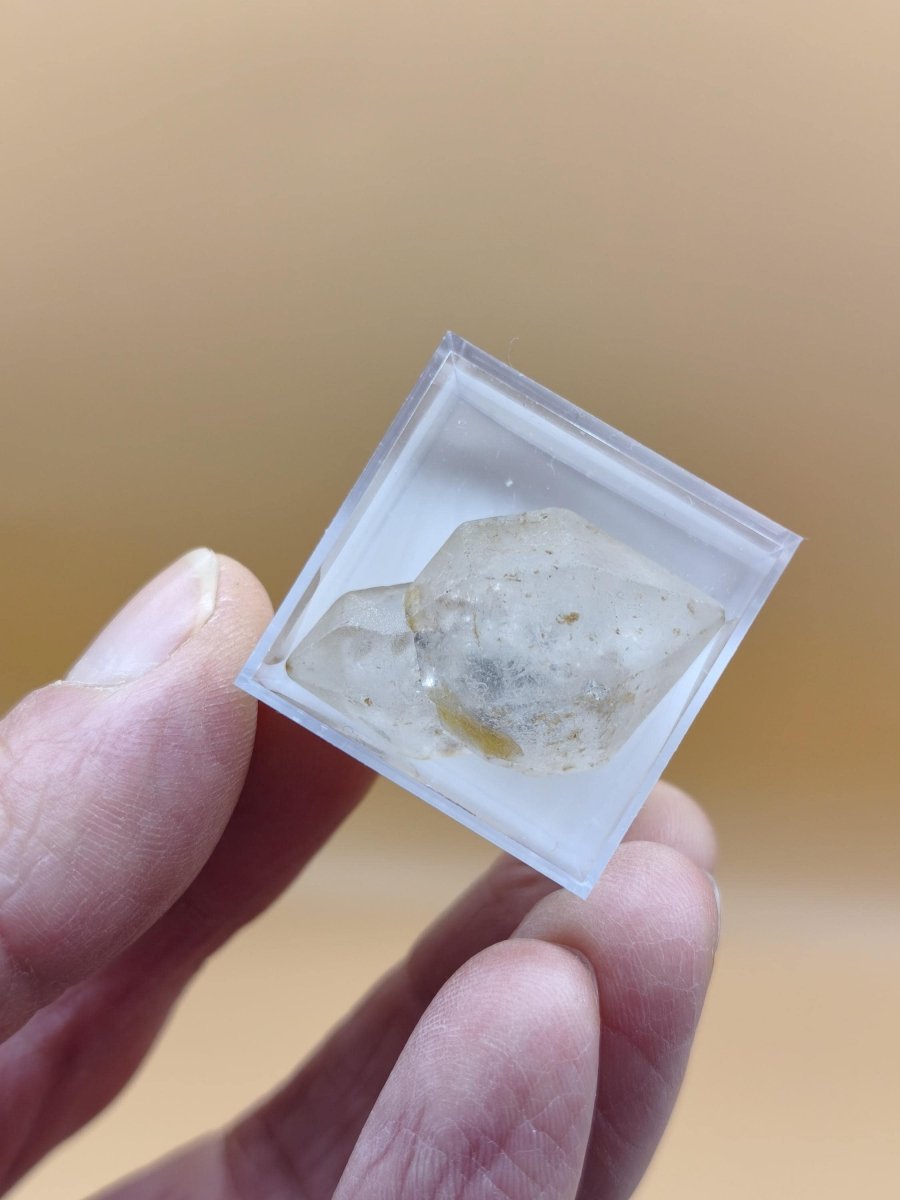 Zepter-Chloritquarz mit gelblichen Einschlüssen – Erongo Namibia – 31 mm | Bergkristall mit schwarzen Chlorit-Einschlüssen Natur Kristall - Art of Nature Berlin