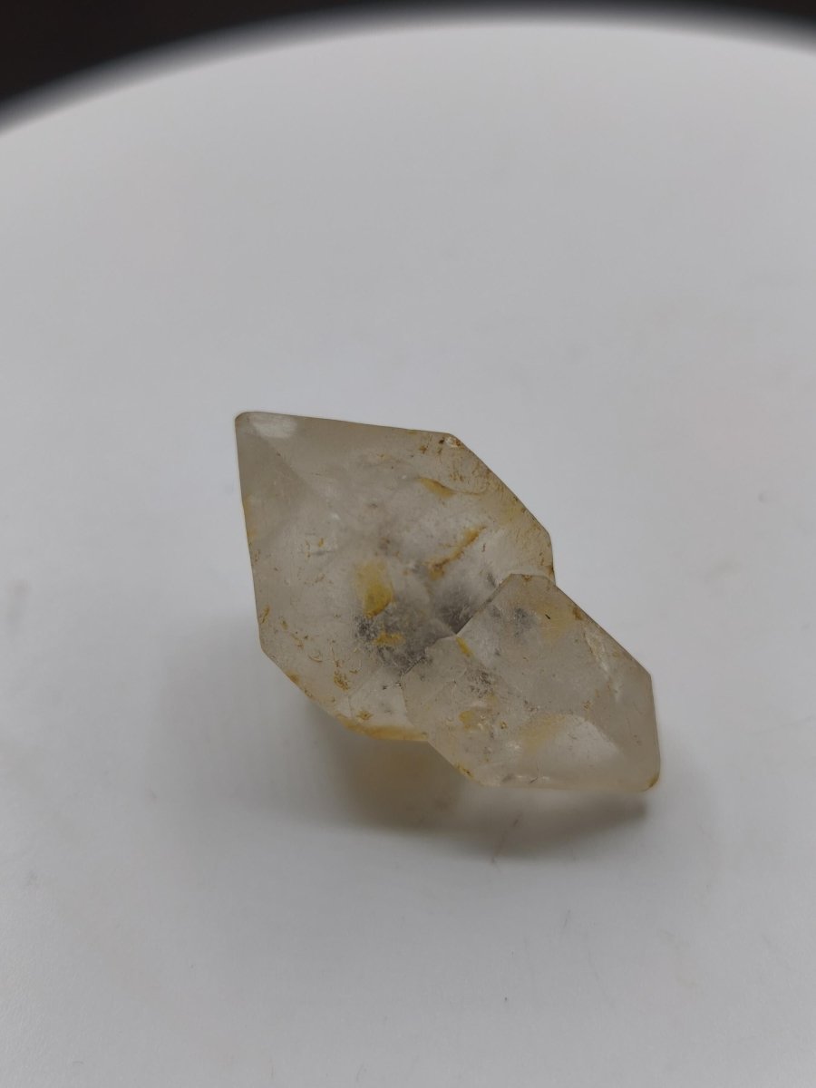 Zepter-Chloritquarz mit gelblichen Einschlüssen – Erongo Namibia – 31 mm | Bergkristall mit schwarzen Chlorit-Einschlüssen Natur Kristall - Art of Nature Berlin