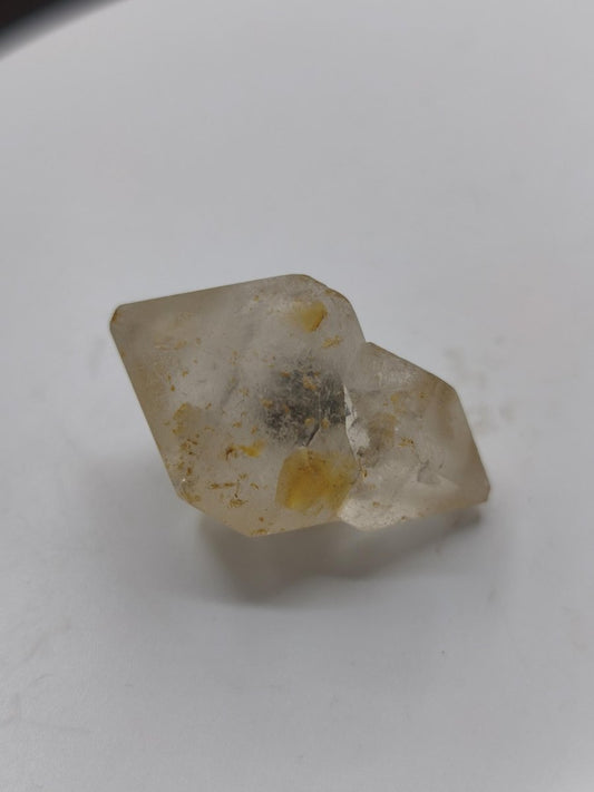 Zepter-Chloritquarz mit gelblichen Einschlüssen – Erongo Namibia – 31 mm | Bergkristall mit schwarzen Chlorit-Einschlüssen Natur Kristall - Art of Nature Berlin