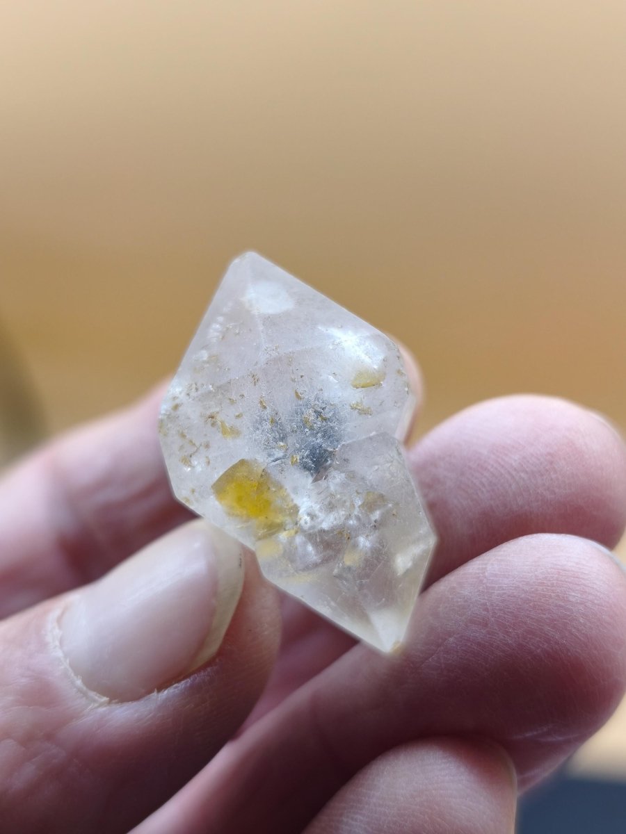 Zepter-Chloritquarz mit gelblichen Einschlüssen – Erongo Namibia – 31 mm | Bergkristall mit schwarzen Chlorit-Einschlüssen Natur Kristall - Art of Nature Berlin
