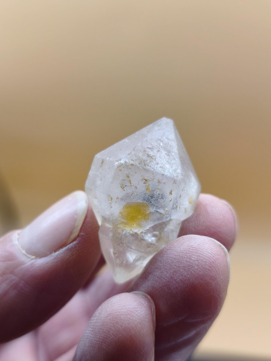 Zepter-Chloritquarz mit gelblichen Einschlüssen – Erongo Namibia – 31 mm | Bergkristall mit schwarzen Chlorit-Einschlüssen Natur Kristall - Art of Nature Berlin