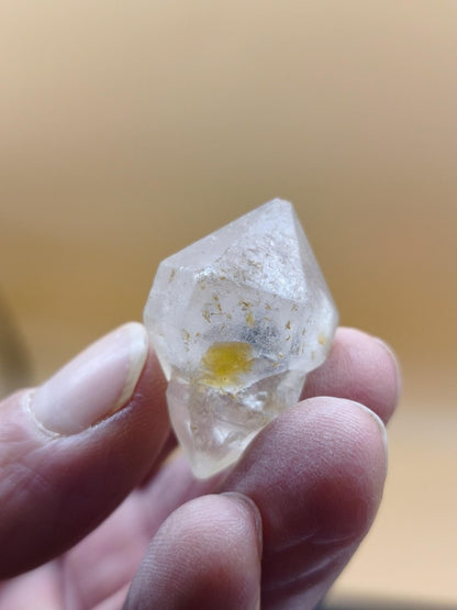 Zepter-Chloritquarz mit gelblichen Einschlüssen – Erongo Namibia – 31 mm | Bergkristall mit schwarzen Chlorit-Einschlüssen Natur Kristall - Art of Nature Berlin