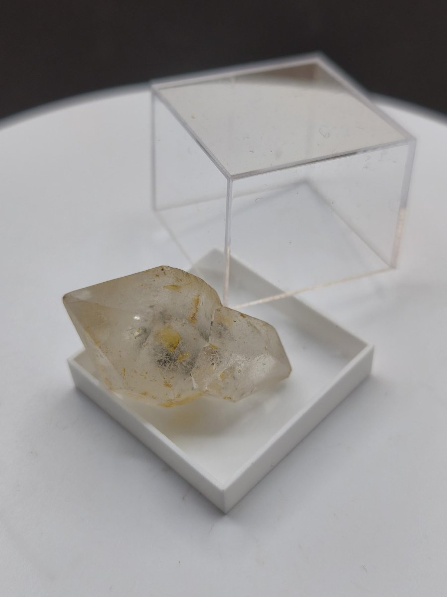 Zepter-Chloritquarz mit gelblichen Einschlüssen – Erongo Namibia – 31 mm | Bergkristall mit schwarzen Chlorit-Einschlüssen Natur Kristall - Art of Nature Berlin