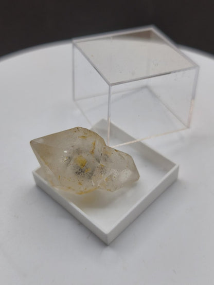 Zepter-Chloritquarz mit gelblichen Einschlüssen – Erongo Namibia – 31 mm | Bergkristall mit schwarzen Chlorit-Einschlüssen Natur Kristall - Art of Nature Berlin