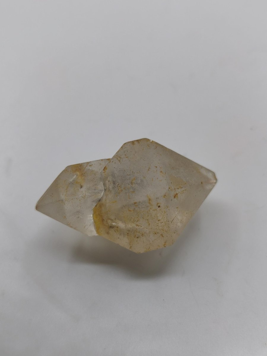 Zepter-Chloritquarz mit gelblichen Einschlüssen – Erongo Namibia – 31 mm | Bergkristall mit schwarzen Chlorit-Einschlüssen Natur Kristall - Art of Nature Berlin