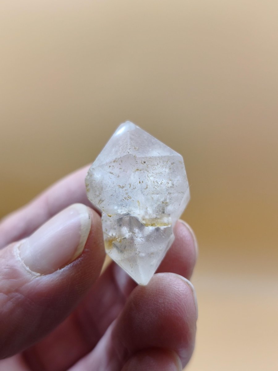 Zepter-Chloritquarz mit gelblichen Einschlüssen – Erongo Namibia – 31 mm | Bergkristall mit schwarzen Chlorit-Einschlüssen Natur Kristall - Art of Nature Berlin