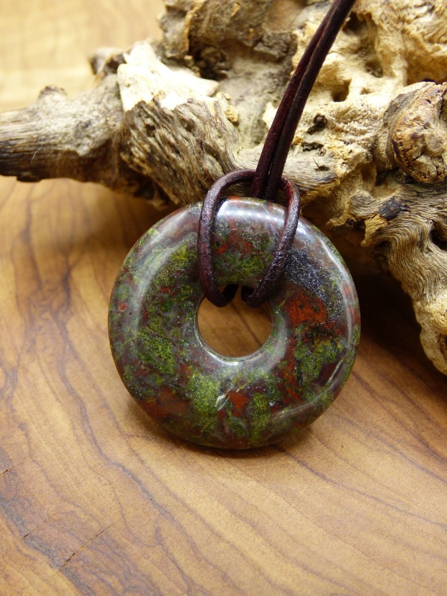 30mm Drachenblut / Drachenjaspis / Epidot Quarz ~ Edelstein Kette ~HIPPIE ~GOA ~Boho ~Tibet ~Ethno ~Nature ~Donut ~Schutzsymbol ~Heilstein - Art of Nature Berlin