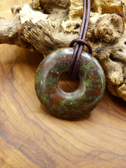 30mm Drachenblut / Drachenjaspis / Epidot Quarz ~ Edelstein Kette ~HIPPIE ~GOA ~Boho ~Tibet ~Ethno ~Nature ~Donut ~Schutzsymbol ~Heilstein - Art of Nature Berlin