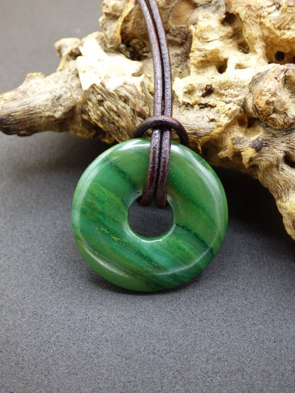 Africa Jade 30mm ~ Edelstein Donut Kette grün Natur Goa HIPPIE Heilstein Kristalle Anhänger Mann Frau Kind Geschenk Er Sie Bruder Schwester - Art of Nature Berlin