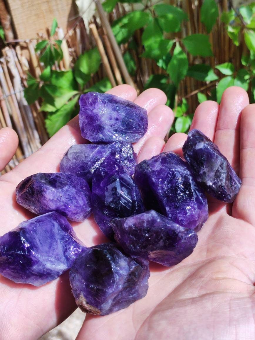 Amethyst AAA Roh Wassersteine lila Auf+Entladen Edelsteine Wasserstein Trinkwasser Edelsteinwasser Chakra Heilstein Natur Energiewasser - Art of Nature Berlin