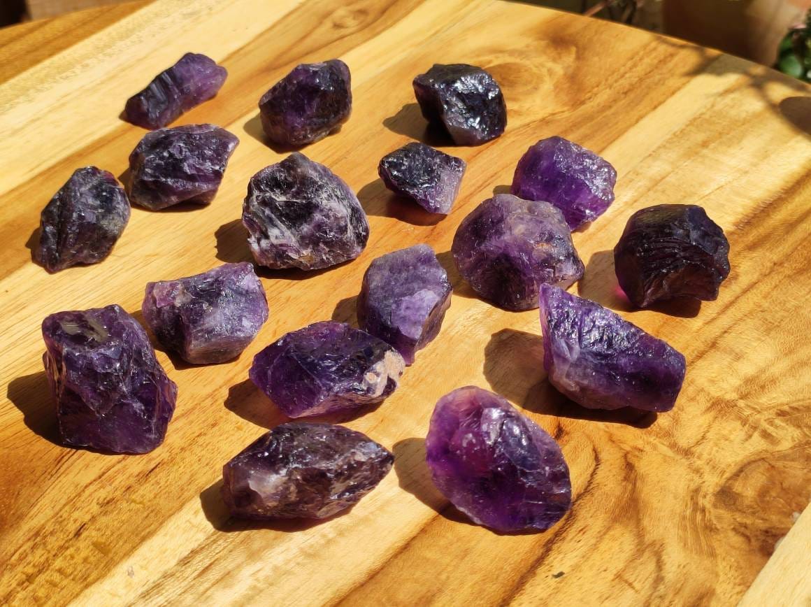 Amethyst AAA Roh Wassersteine lila Auf+Entladen Edelsteine Wasserstein Trinkwasser Edelsteinwasser Chakra Heilstein Natur Energiewasser - Art of Nature Berlin