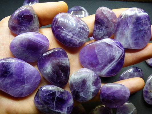 Amethyst Aufladen Entladen Edelsteine Handschmeichler Wasserstein Trinkwasser Chakra Heilstein Energiewasser Brasilien Trommelstein Lila - Art of Nature Berlin