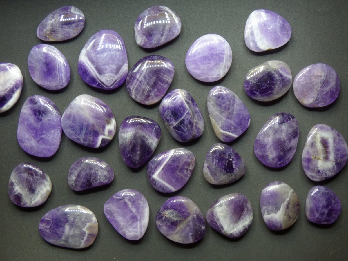 Amethyst Aufladen Entladen Edelsteine Handschmeichler Wasserstein Trinkwasser Chakra Heilstein Energiewasser Brasilien Trommelstein Lila - Art of Nature Berlin