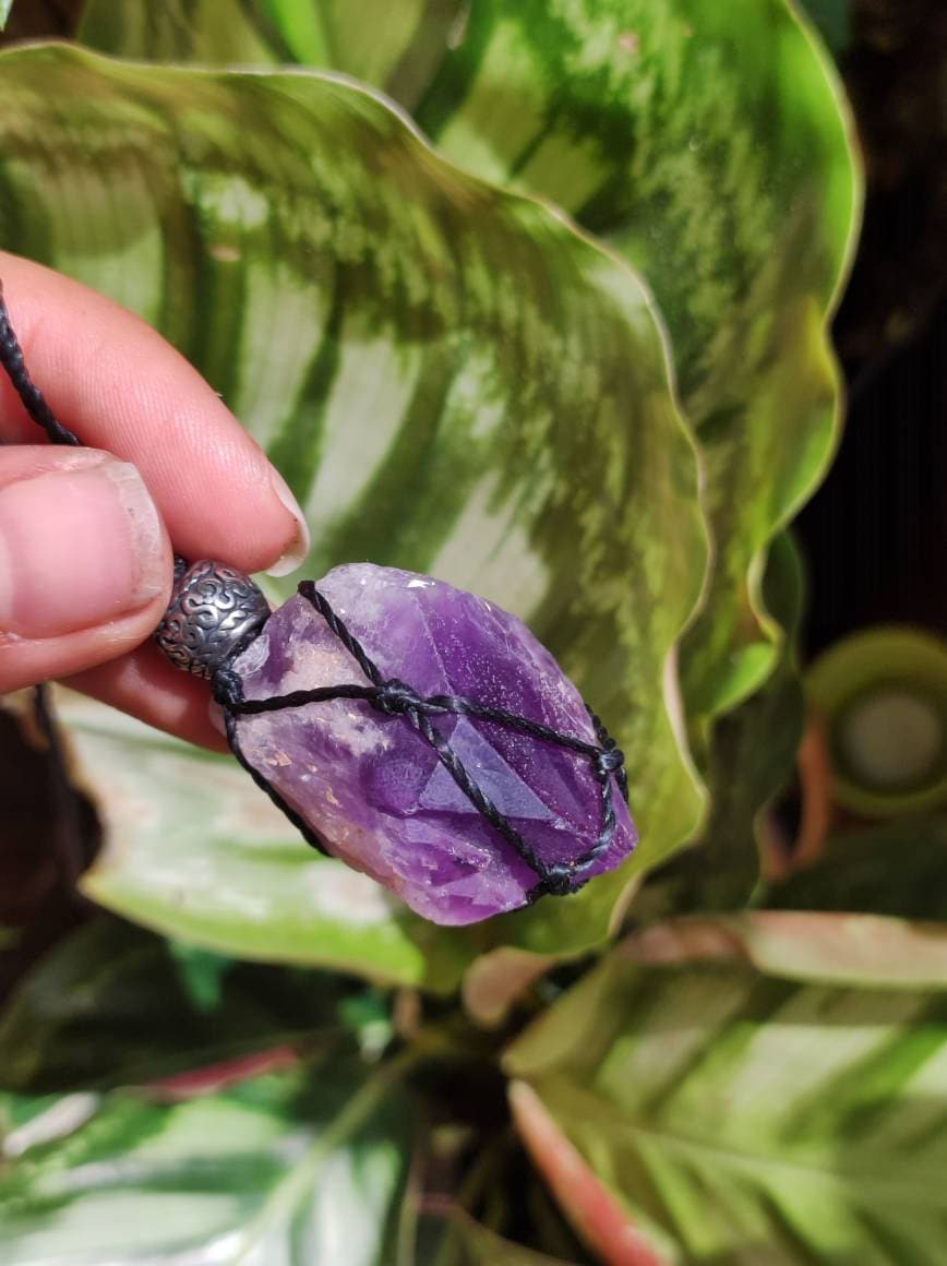 Amethyst roh ~ Makramee Edelstein Kette ~HIPPIE ~GOA ~Boho ~Ethno ~Nature ~Heilstein ~Boulderopal ~Auge - Art of Nature Berlin